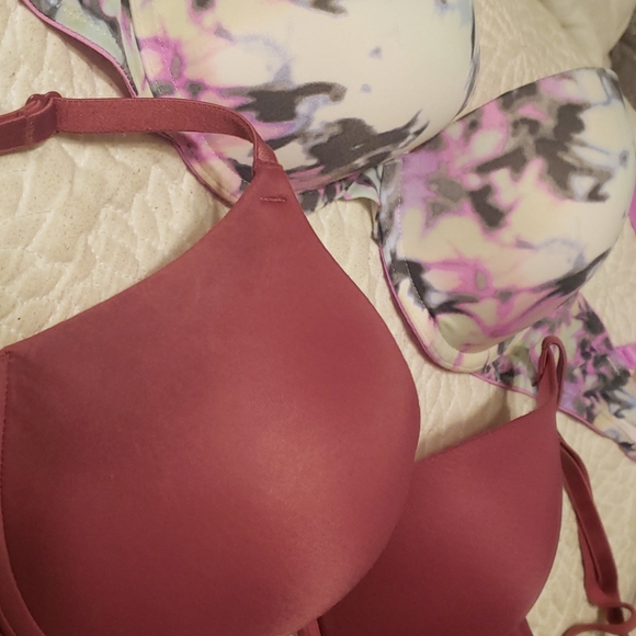 2x 32D Victoria's Secret bras for $12. - Picture 2 of 4
